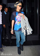 组图：蕾哈娜街拍LOOK 印花T恤搭配骨头图案包