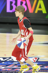 组图：比伯驰骋NBA球场卖力秀球技 专业架势帅气