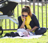 高清图：杰西卡-阿尔芭享受亲子时光小女儿可爱