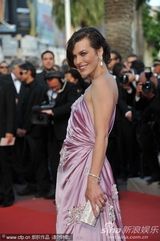 组图：乔沃维奇戛纳走秀大露背长裙性感