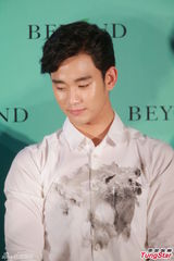 组图：金秀贤赴港满面油光显疲惫呆滞示人