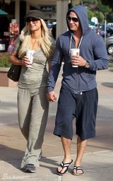 高清组图：帕丽斯-希尔顿和男友逛街十指相扣秀恩爱