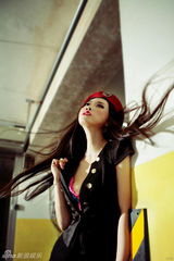 组图：芙蓉姐姐全新制服写真曝光 一改往日淑女形象