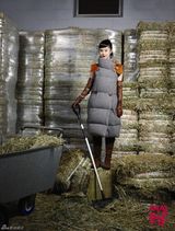 高清组图：韩星韩惠琳拍杂志写真 马场取景个性十足