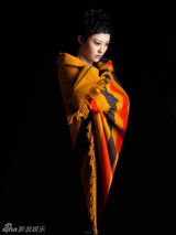 组图：郝蕾毛毯裹身登杂志利落短发时尚干练