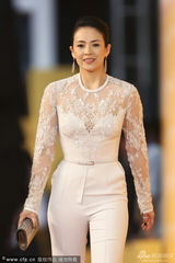 组图：影后章子怡单人镇场 蕾丝连体装高挑霸气