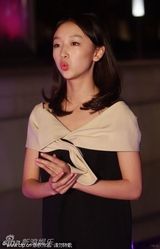 组图：刘嘉玲斜肩白裙似女神 周冬雨候场嘟嘴卖萌