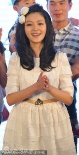 组图：大S白裙飘飘现身北京 头顶棉花蝴蝶结似少女