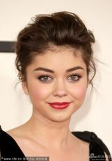 组图：摩登家庭童星萨拉亮相格莱美成熟妩媚