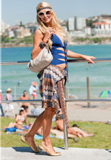 组图：帕丽斯-希尔顿镂空泳衣 露台看风景晒风姿