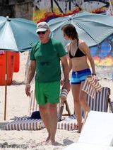 组图：哈里森现身海滩 妻子卡利斯塔身材姣好