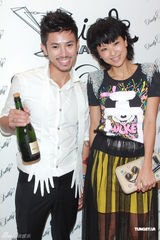 组图：徐濠萦出席新店开幕 不避讳去私人会所游泳