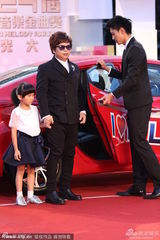 组图：盲人兄弟王俊杰戴黑墨镜牵小萝莉亮相