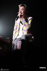 组图：陈升连续17年跨年开唱 蓄须纪念母亲收敛幽默