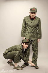 组图：应采儿陈小春穿军装拍结婚照变闪闪红星