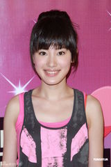 组图：新剧《爱.回家》宣传 众星现场互喂雪糕