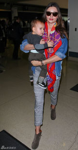 组图：超模米兰达-可儿带儿子现身洛杉矶机场