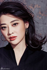 组图：梅婷拍杂志大片 体态丰腴女人味十足