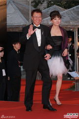 组图：黄岳泰夫妇走红毯 妻子白色蓬裙显活力