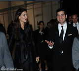 组图：前阿汤嫂凯蒂火速觅第二春 神秘男搂腰摸玉臂