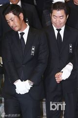 组图：金喜善等含泪参加金宗鹤导演遗体告别式