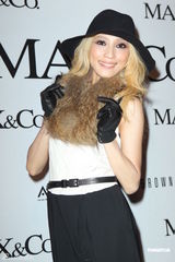 组图：戴佩妮金发造型首次走秀 自嘲腿太短