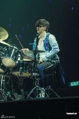 组图：罗志祥俏皮红衫红馆开唱 摔倒杨丞琳怀中