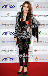 组图：Rain全度妍等出席颁奖礼 少女时代热舞表演