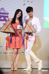 组图：罗志祥曾恺玹助阵新节目 派发粽子甜在心  