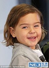 组图：米兰达抱儿子现身 弗林古灵精怪变表情帝