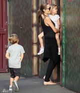 组图：朱莉带龙凤胎玩遍游乐场 母女抱玩偶卖萌