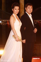 幻灯：香港金像奖颁奖红毯 袁立深V礼服显丰满胸围