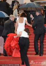 组图：《爱》戛纳首映 科尔白底红尾裙别具一格