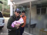 组图：贾乃亮神清气爽当奶爸 抱女儿做检查
