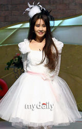 组图：裴瑟琪申智化身兔女郎主播性感宣传新节目