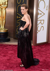 组图：女星薇儿拉-贝坦丝亮相 吊带黑裙性感