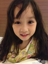 组图：“萌版胡一菲”生活照曝光 潮萌兼备可爱