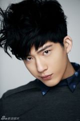 组图：井柏然最新个性写真曝光 诠释另类新时尚