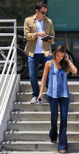 组图：杰西卡-阿尔芭街拍 条纹上衣搭牛仔裤