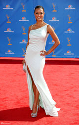 高清组图：艾美奖红毯 伊芙-拉茹白色露背礼服