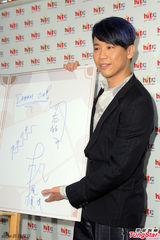 组图：陶喆黑色西服帅气亮相 现场不会写中文