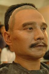 高清：张涵予戴面具 变身“孙中山”过程曝光