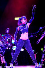 组图：容祖儿香港红馆开唱 与舞伴亲密不尴尬