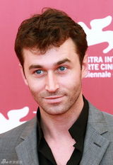 组图：《峡谷》发布会 休斯顿着优雅拼接裙