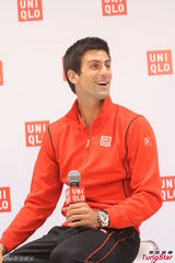 组图：德约科维奇赴沪人气爆棚 时尚站台笑开颜