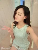 组图：女子酷似杨幂  网友直呼傻傻分不清