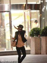 组图：郭晶晶深夜会友霍启刚未现身 红色宝马引围观