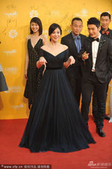 组图：宋慧乔低胸裙肌肤如雪 黄晓明抢着护花