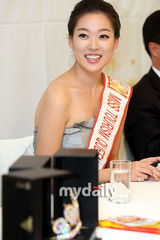 组图：韩国小姐河贤贞国际选美比赛夺冠举办发布会