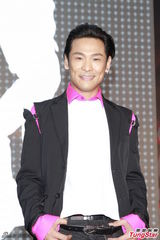 杜德伟曾与MJ合作 将签名衣服珍重收藏